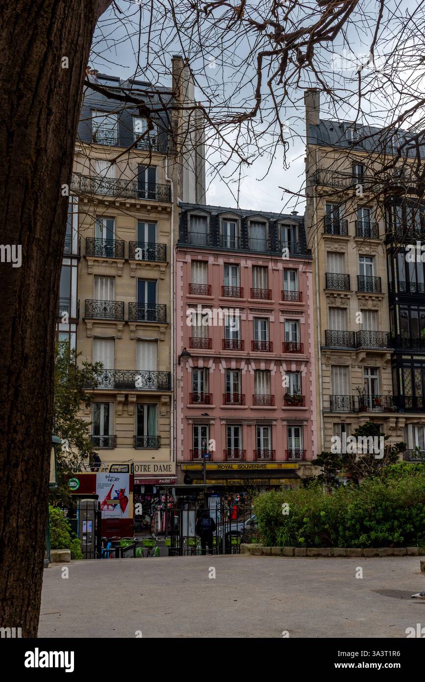 Pinkfarbenes Apartmentgebäude im 4. Arrondissement von Paris. Haussmann-Gebäude. Stockfoto