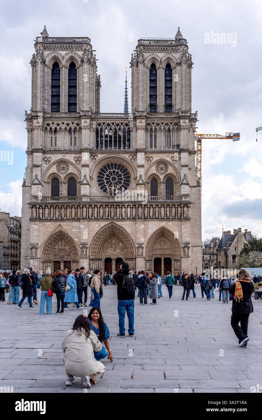 Leute, die Fotos von der Notre Dame im 4. Arrondissement von Paris machen Stockfoto