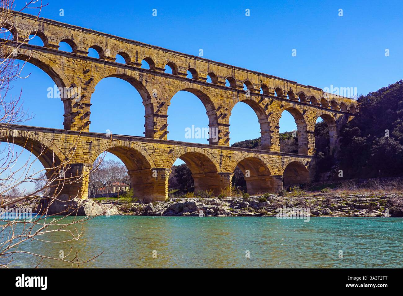 Das römische Aquädukt Pont du Gard auf der anderen Seite des Flusses Gardol Stockfoto