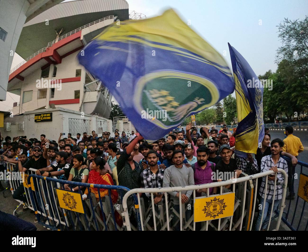 Kalkutta, Indien. März 2025. Sportbegeisterte vor Indien, Cricket, Sports, Eden Gardens, Stadion Ahead the Indian Premier League (IPL) 20 Cricket Match in Kalkutta am 17. März 2025, Bilder von Debajyoti Chakraborty. (Foto: Debajyoti Chakraborty/News Images) Credit: News Images LTD/Alamy Live News Stockfoto