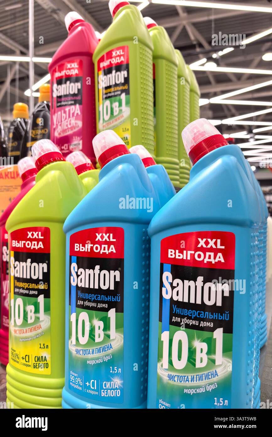 Bobruisk, Weißrussland - 2. März 2025: In einem gut beleuchteten Geschäft stehen kräftige Reinigungsprodukte. Jede Flasche ist mit Reinigungsmittel gekennzeichnet Stockfoto