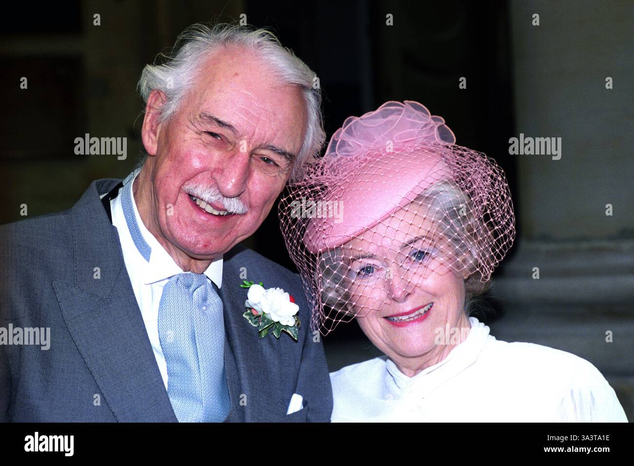 Dateifoto vom 19./12/90 von BBC Radio 4's The Archers Actors, Arnold Peters, der Jack Woolley spielte, und June Spencer, der Peggy Archer spielte, feierte 40 Jahre auf Sendung mit einer Sonderausgabe, die die Hochzeit der fiktiven Charaktere, die sie spielten, zeigt. Die Schauspielerin June Spencer, die seit mehr als 70 Jahren Peggy Woolley in den The Archers von BBC Radio 4 spielte, ist im Alter von 105 Jahren gestorben, so die BBC. Ausgabedatum: Freitag, 8. November 2024. Stockfoto