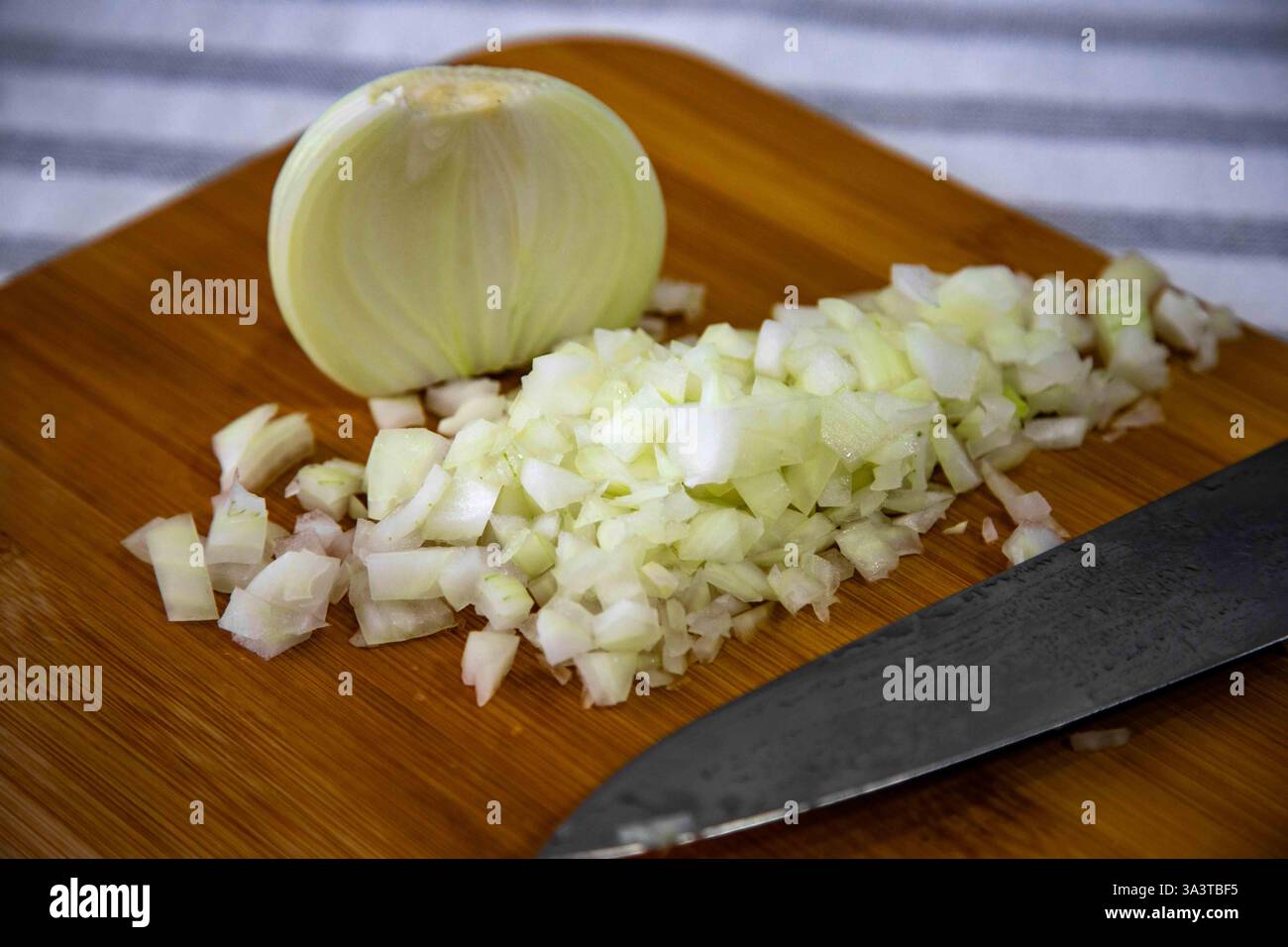 Gehackte weiße Zwiebeln nach brunoise-Art Stockfoto