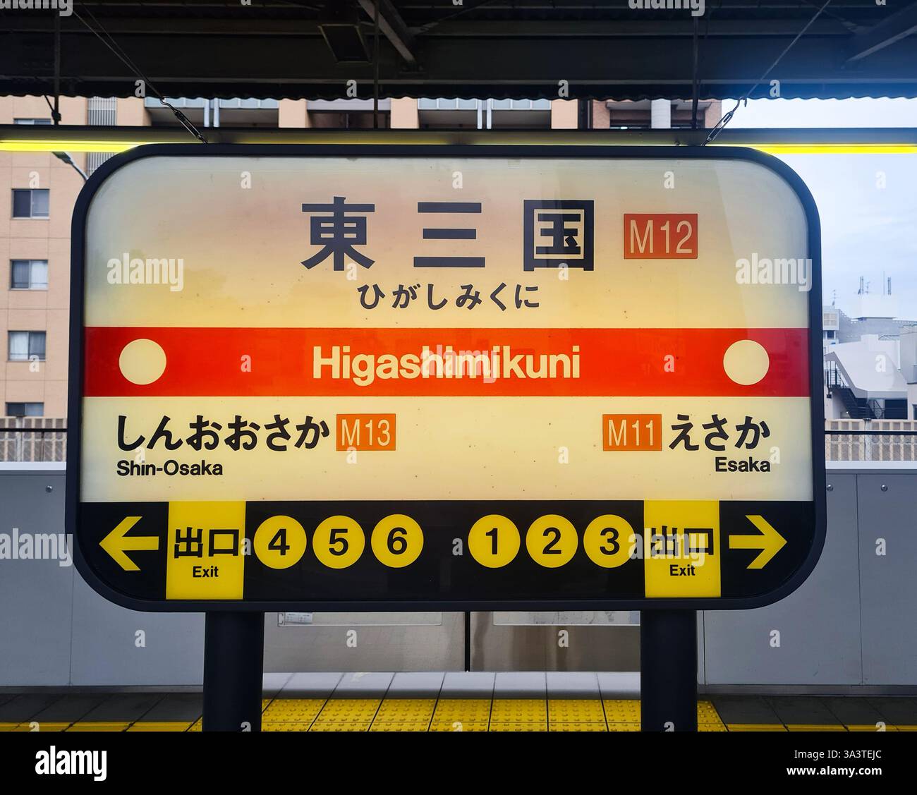 Bahnsteigschild für den japanischen Bahnhof Higashimikuni in Osaka, Japan. Stockfoto