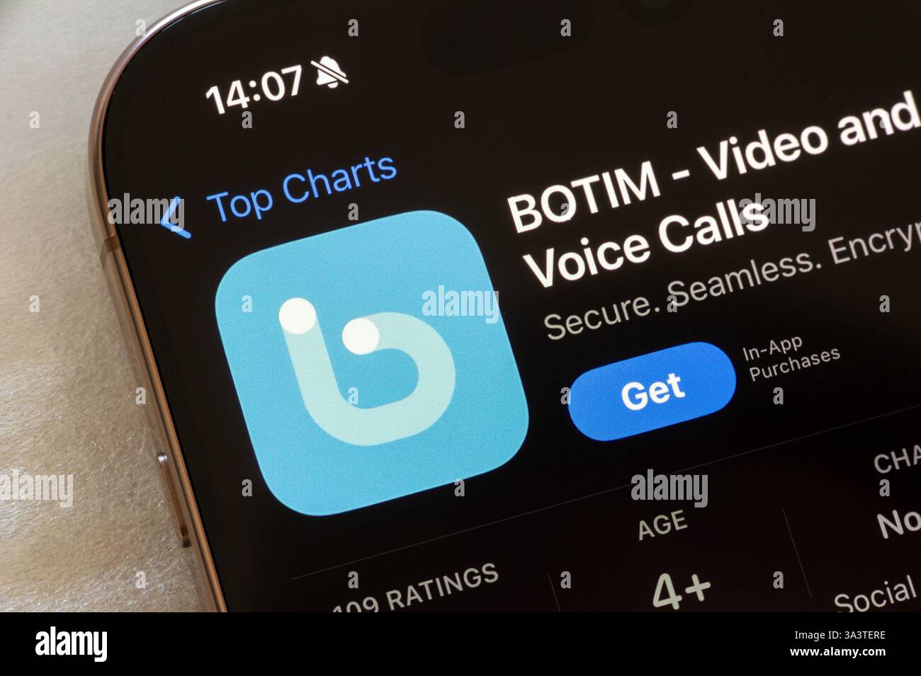 OSTRAVA, TSCHECHIEN - 23. NOVEMBER 2024: Apple App Store mit BOTIM Secure Video Call Mobile App Stockfoto