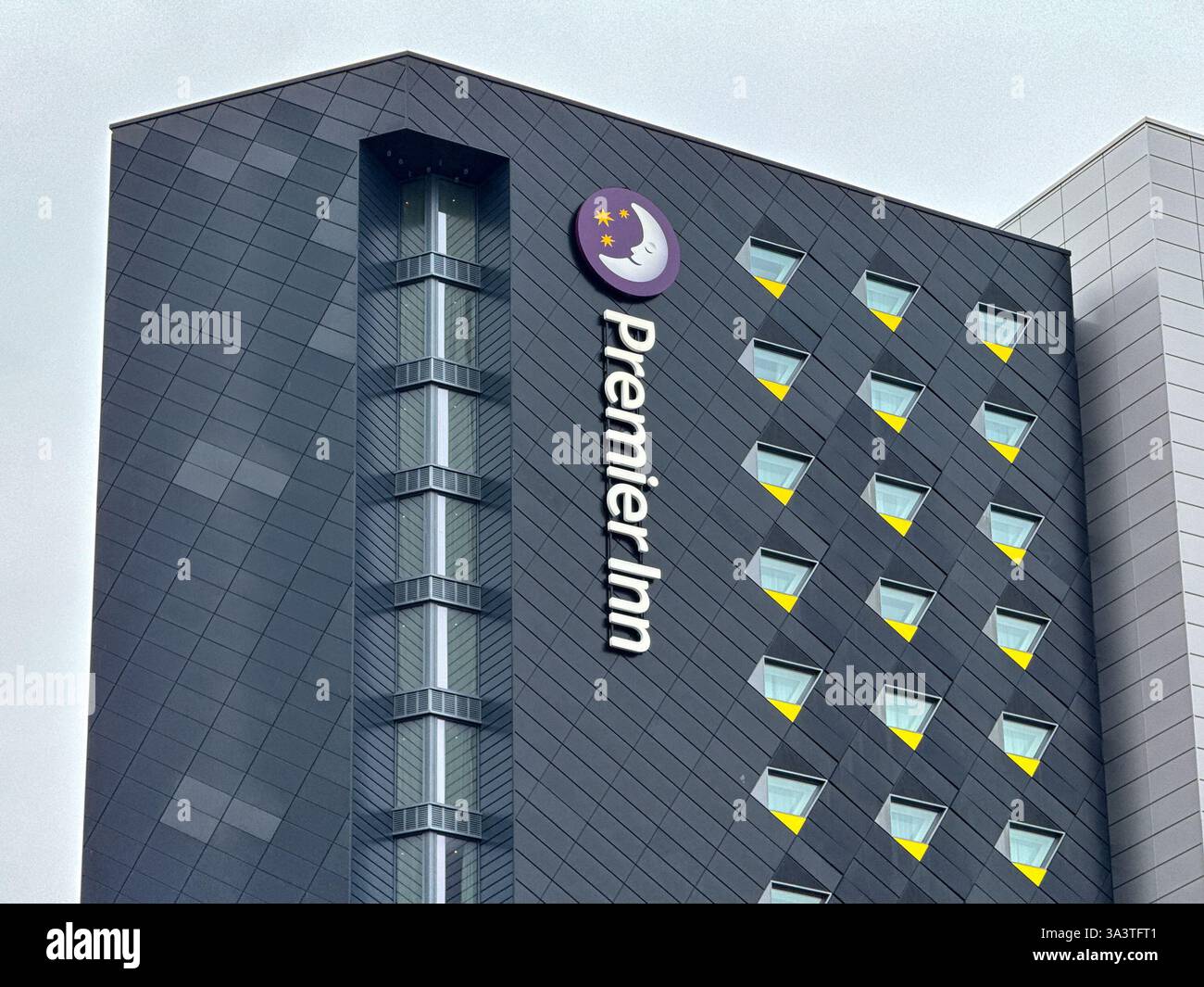 Cardiff, Wales, Großbritannien - 13. Februar 2025: Außenansicht des Premier Inn Hotels in der Nähe des Cardiff Central Railway Station - Smartphone-aufgenommenes Stockfoto