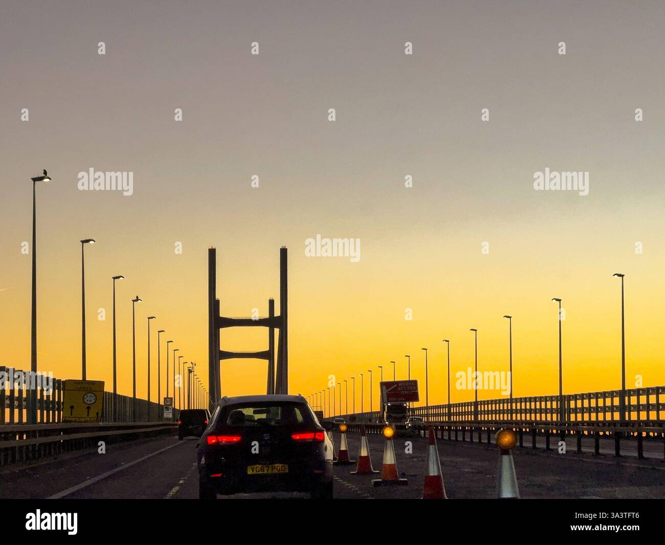 Chepstow, Wales, Vereinigtes Königreich - 3. Januar 2025: Autofahren auf der Autobahn M4 über die Prince of Wales Suspension Bridge bei Sonnenaufgang Stockfoto