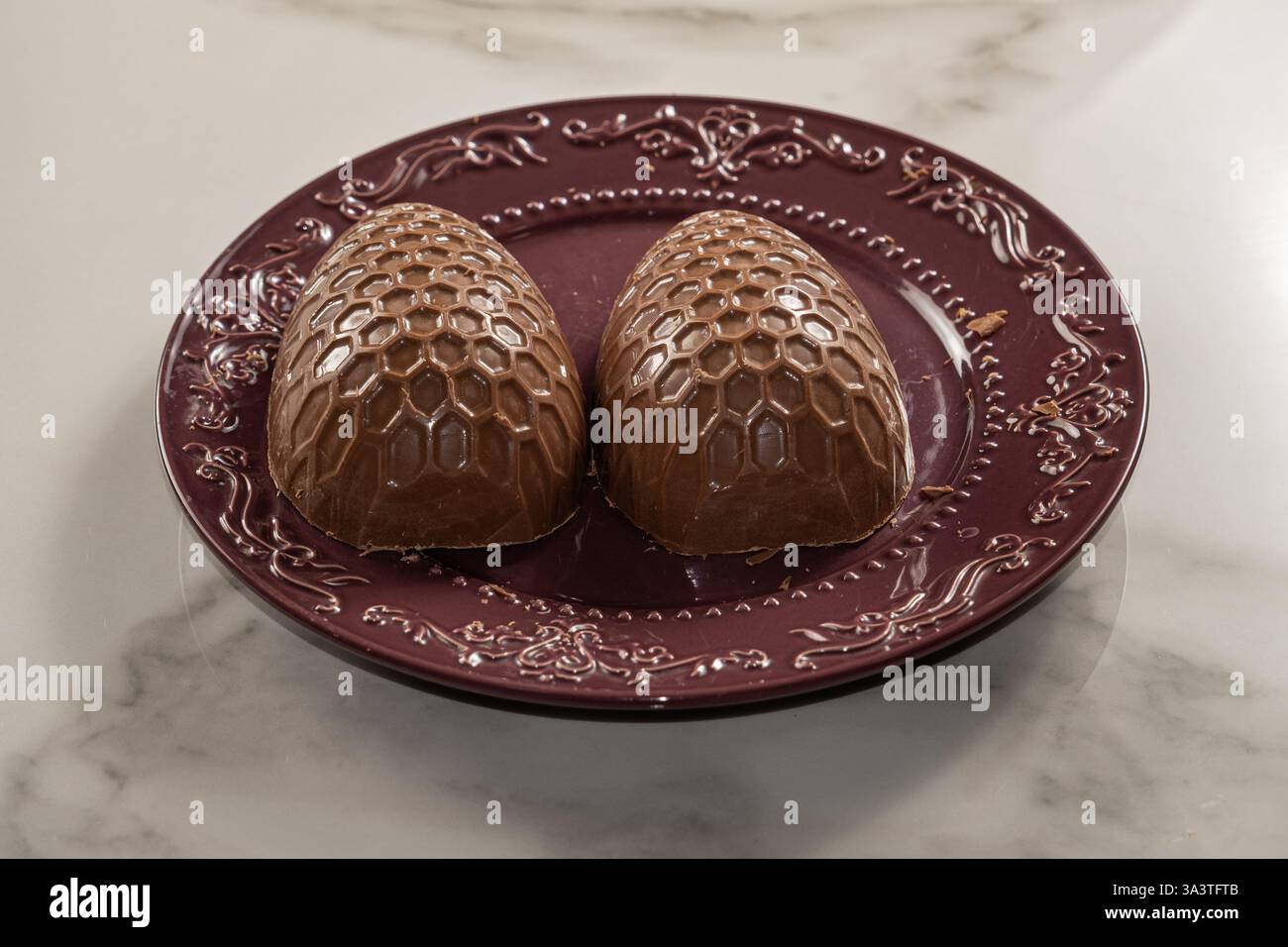 Low Key Milchschokolade Ostereihälften mit Wabenstruktur. Stockfoto