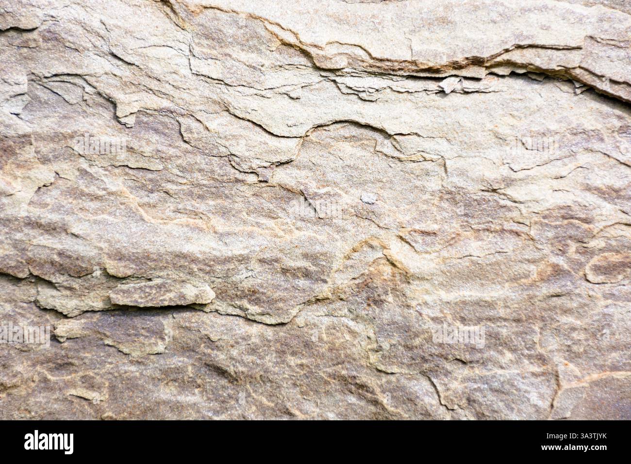Grobe Textur von grauem Stein. Natursteinhintergrund im Freien aufgenommen Stockfoto