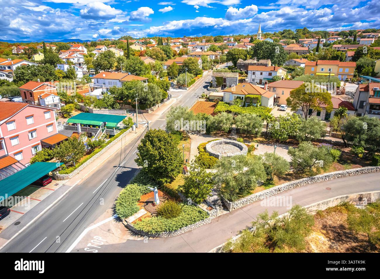 Dorf Sveti Vid in der Nähe von Malinska auf der Insel Krk aus der Vogelperspektive, Sommerziel im Kvarner Golf von Kroatien Stockfoto