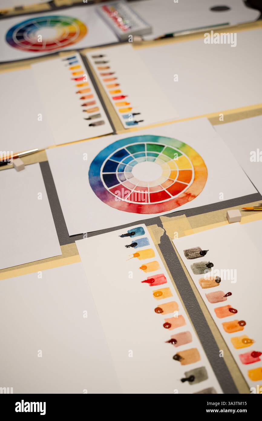 Organisation von Kunstarbeitsräumen für Künstler Experimente mit Farben. Kunstpalette mit Aquarellfarben und Pinseln, die für den Kunst-Meisterkurs vorbereitet wurden Stockfoto