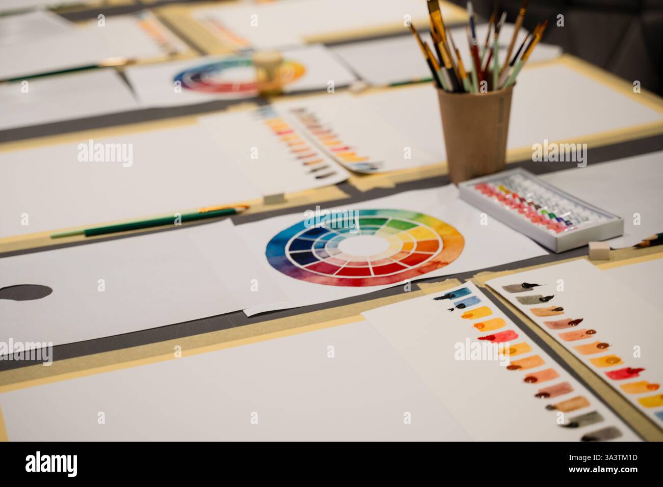 Organisation von Kunstarbeitsräumen für Künstler Experimente mit Farben. Kunstpalette mit Aquarellfarben und Pinseln, die für den Kunst-Meisterkurs vorbereitet wurden Stockfoto