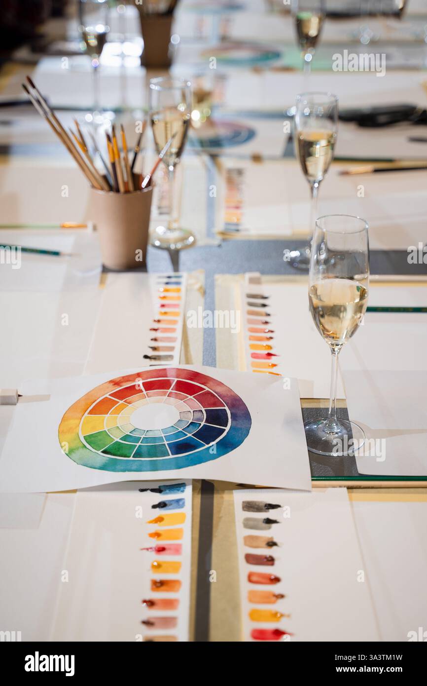 Organisation von Kunstarbeitsräumen für Künstler Experimente mit Farben. Kunstpalette mit Aquarellfarben und Pinseln, die für den Kunst-Meisterkurs vorbereitet wurden Stockfoto