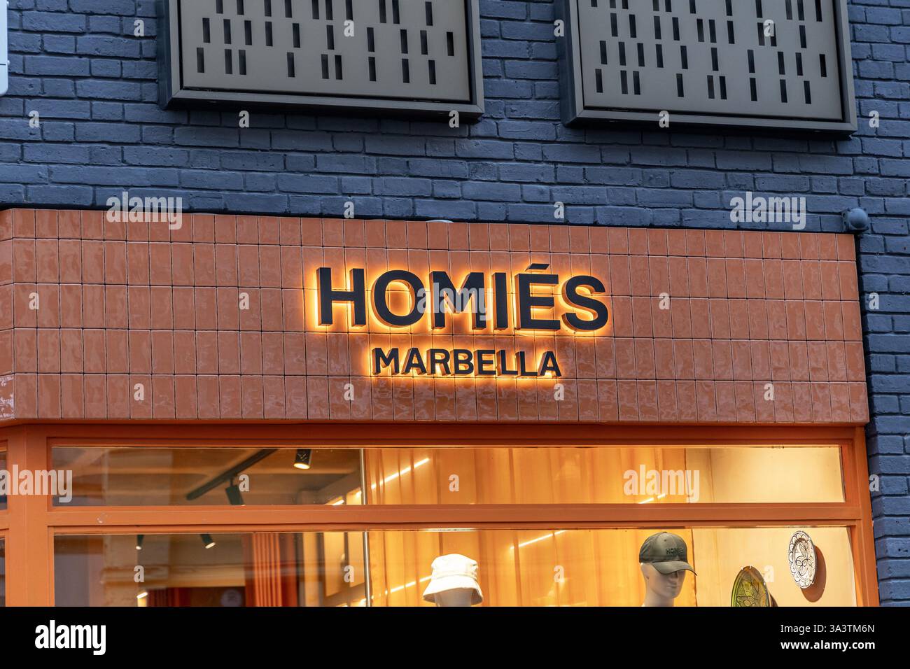 London, Großbritannien, 19. September 2024: Homies Marbella Eckgebäude an der Brewer Street. Stockfoto