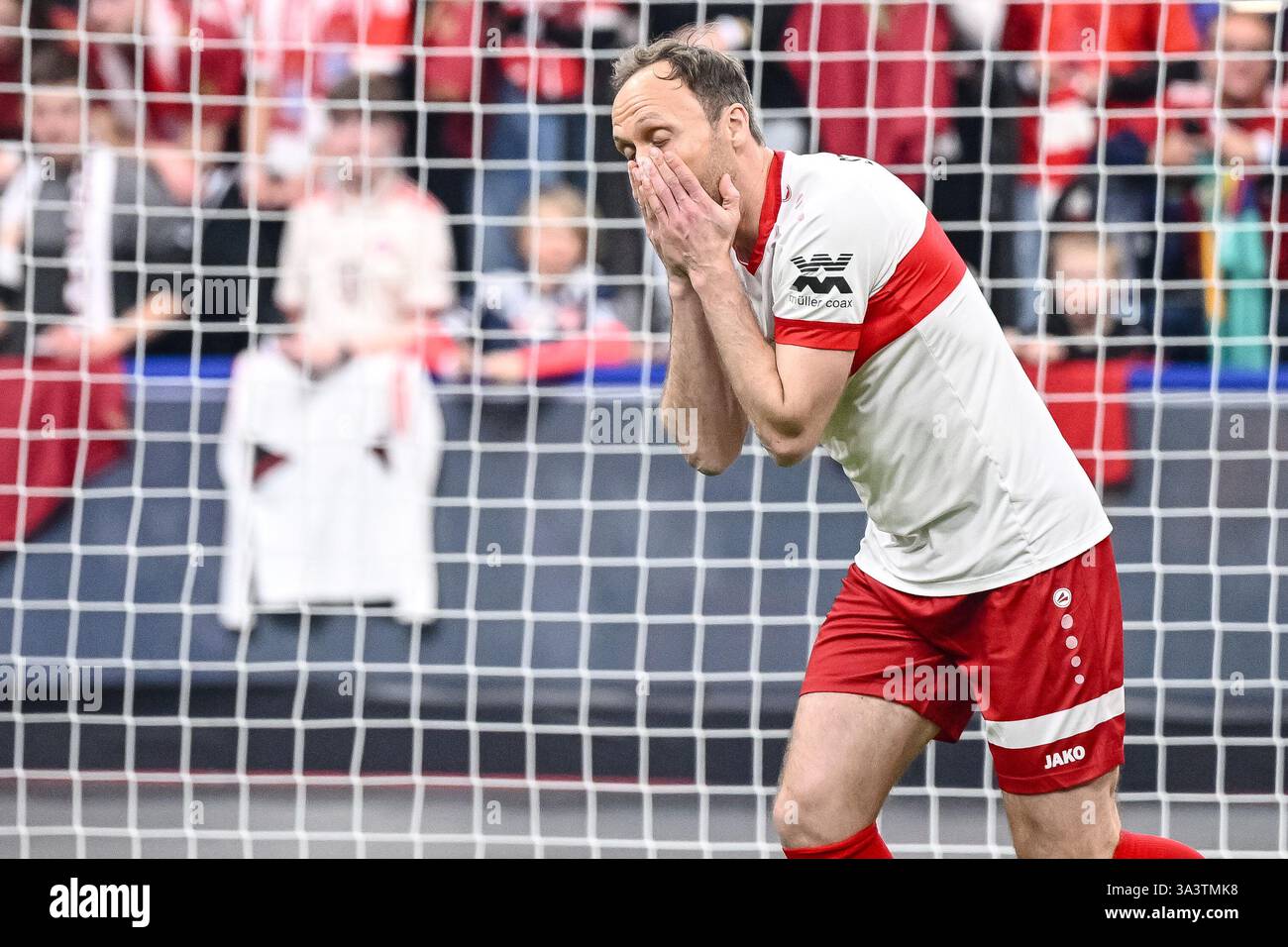 München, Deutschland. März 2025. Fußball: FC Bayern München: Gedenkturnier für Franz Beckenbauer, Stuttgarter Andreas Hinkel reagiert. Der deutsche Rekordmeister organisiert mit seinem Legendenteam sowie Real Madrid und Borussia Dortmund das kleine Hallenturnier Beckenbauer Cup. Vermerk: Harry langer/dpa/Alamy Live News Stockfoto