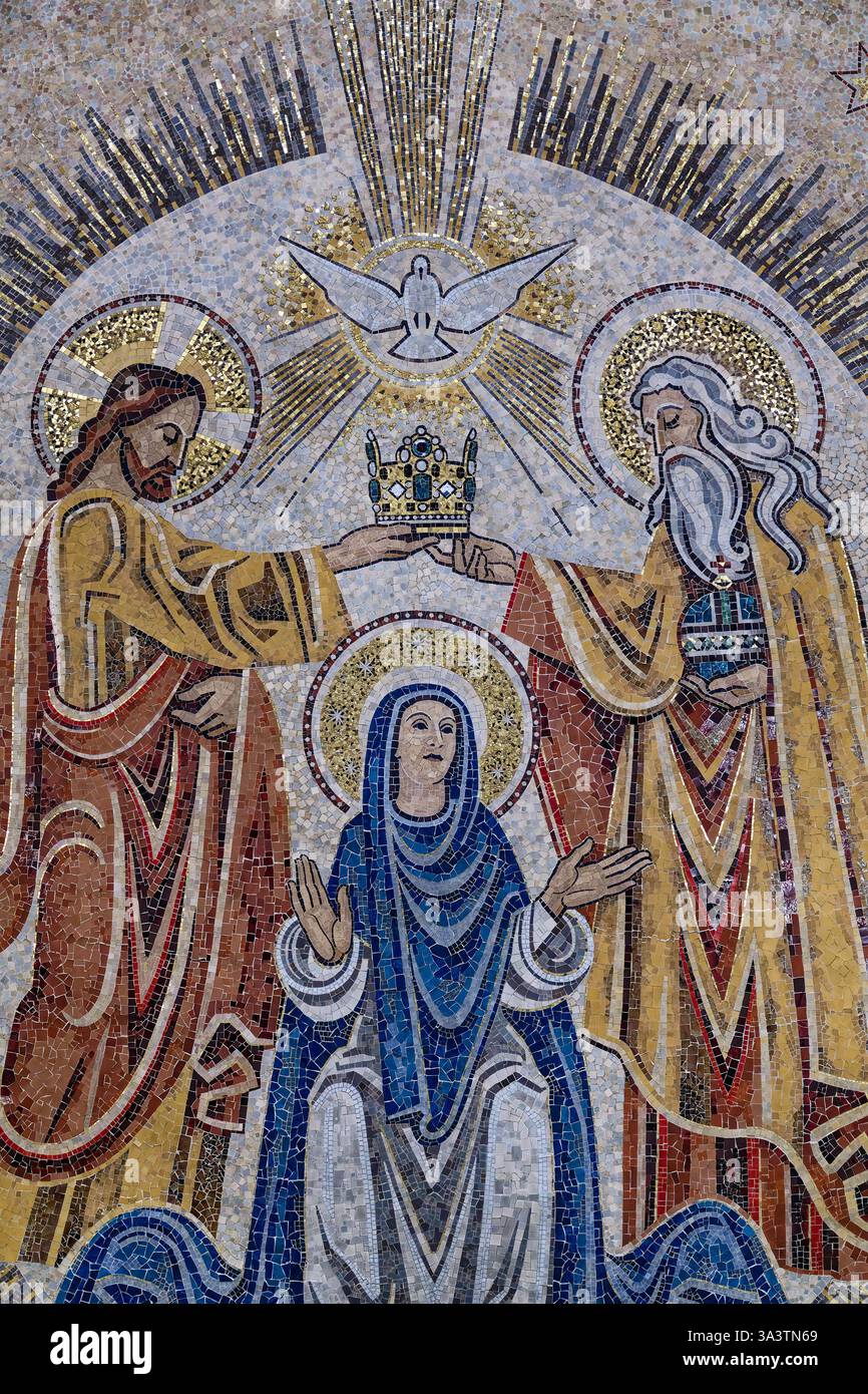 Paris, FRANKREICH - 08./03. 2024: Mosaik der Krönung der Jungfrau Maria, Mutter Gottes, im Himmel durch die Dreifaltigkeit. Stockfoto