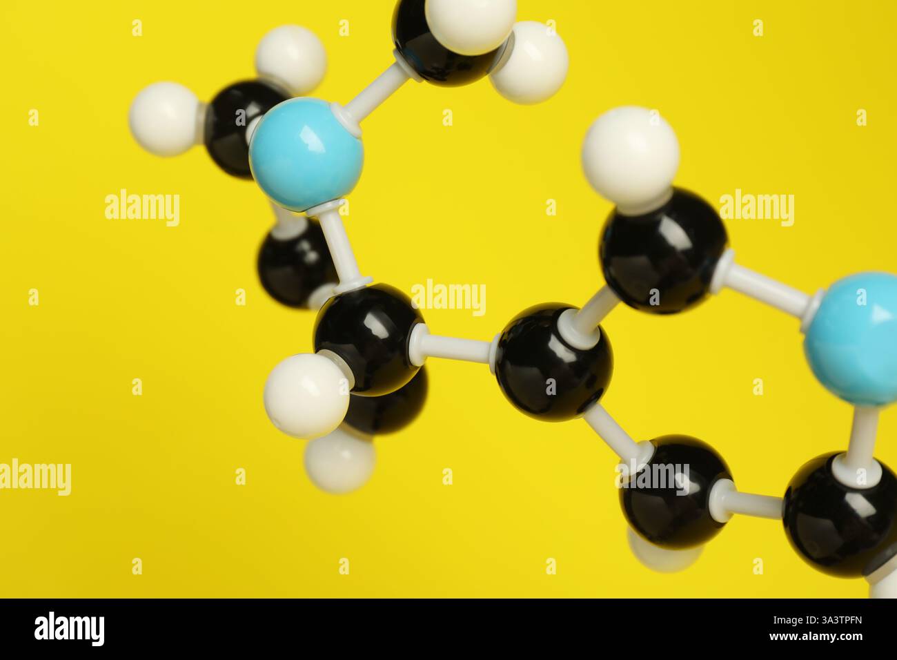 Chemisches Molekül-Modell auf gelbem Hintergrund, Nahaufnahme Stockfoto