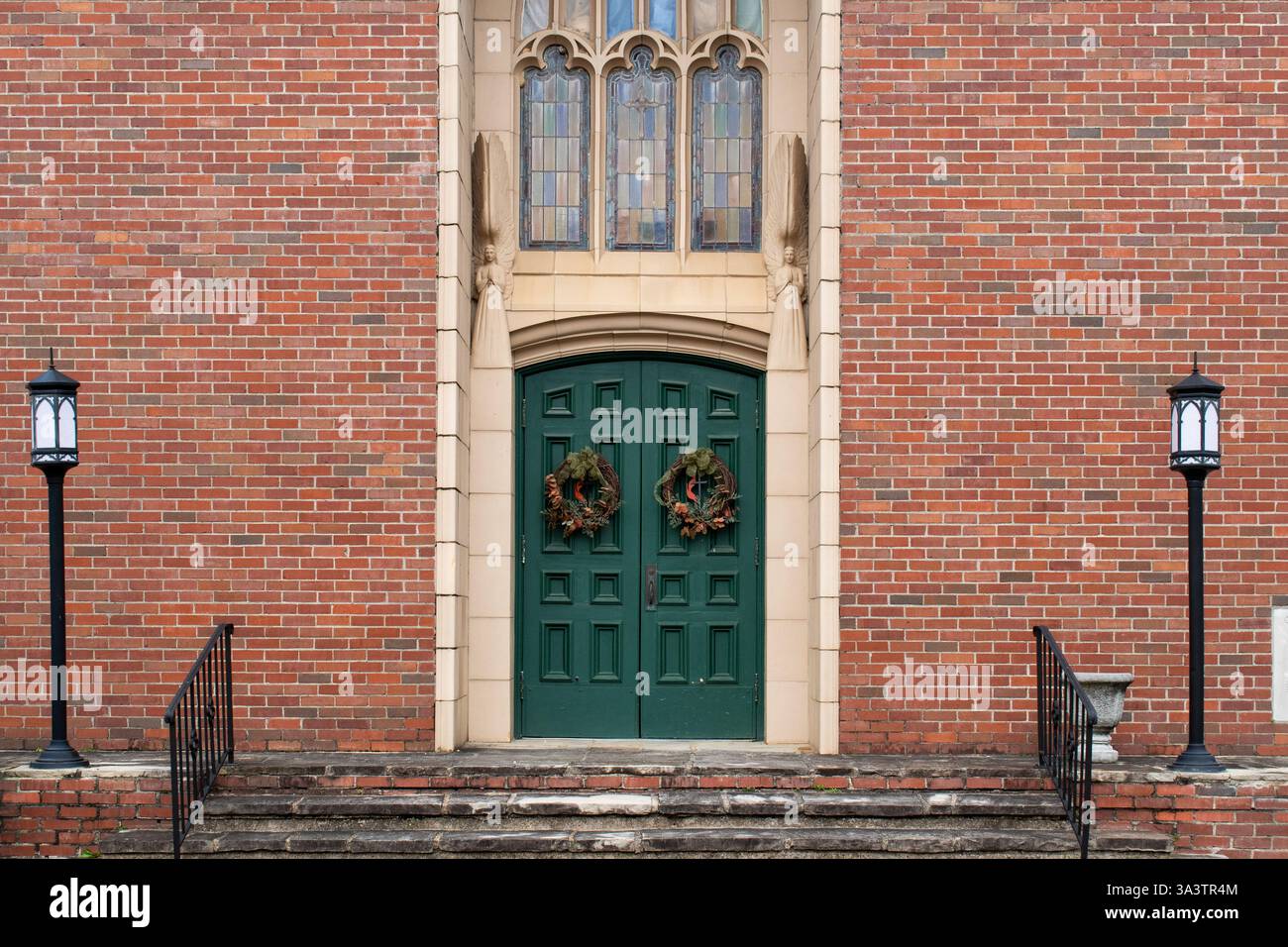 Großer Eingang der Kirche im gotischen Revival- und Tudor-Revival-Stil Stockfoto