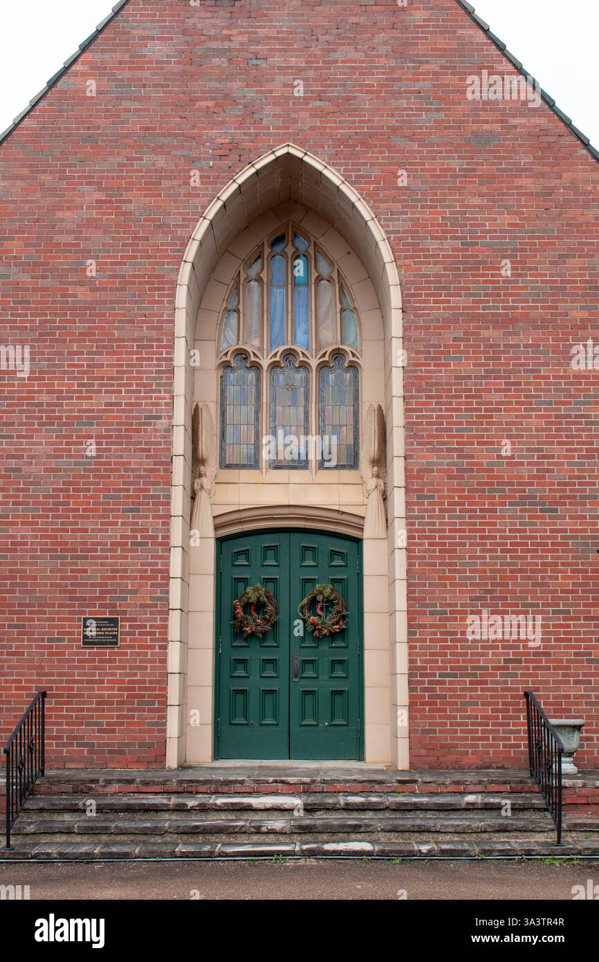 Großer Eingang der Kirche im gotischen Revival- und Tudor-Revival-Stil Stockfoto