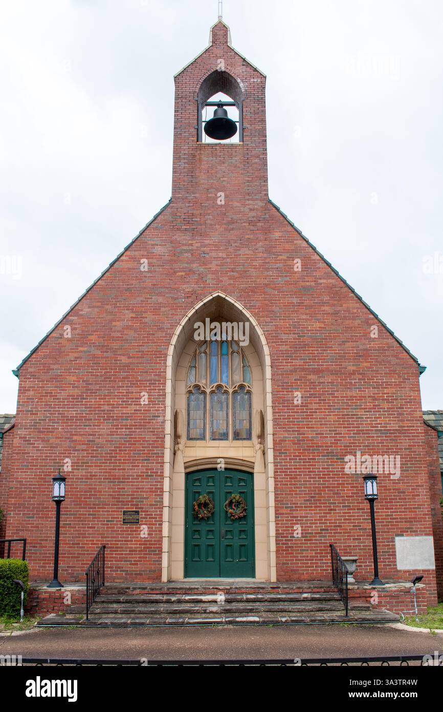 Großer Eingang der Kirche im gotischen Revival- und Tudor-Revival-Stil Stockfoto