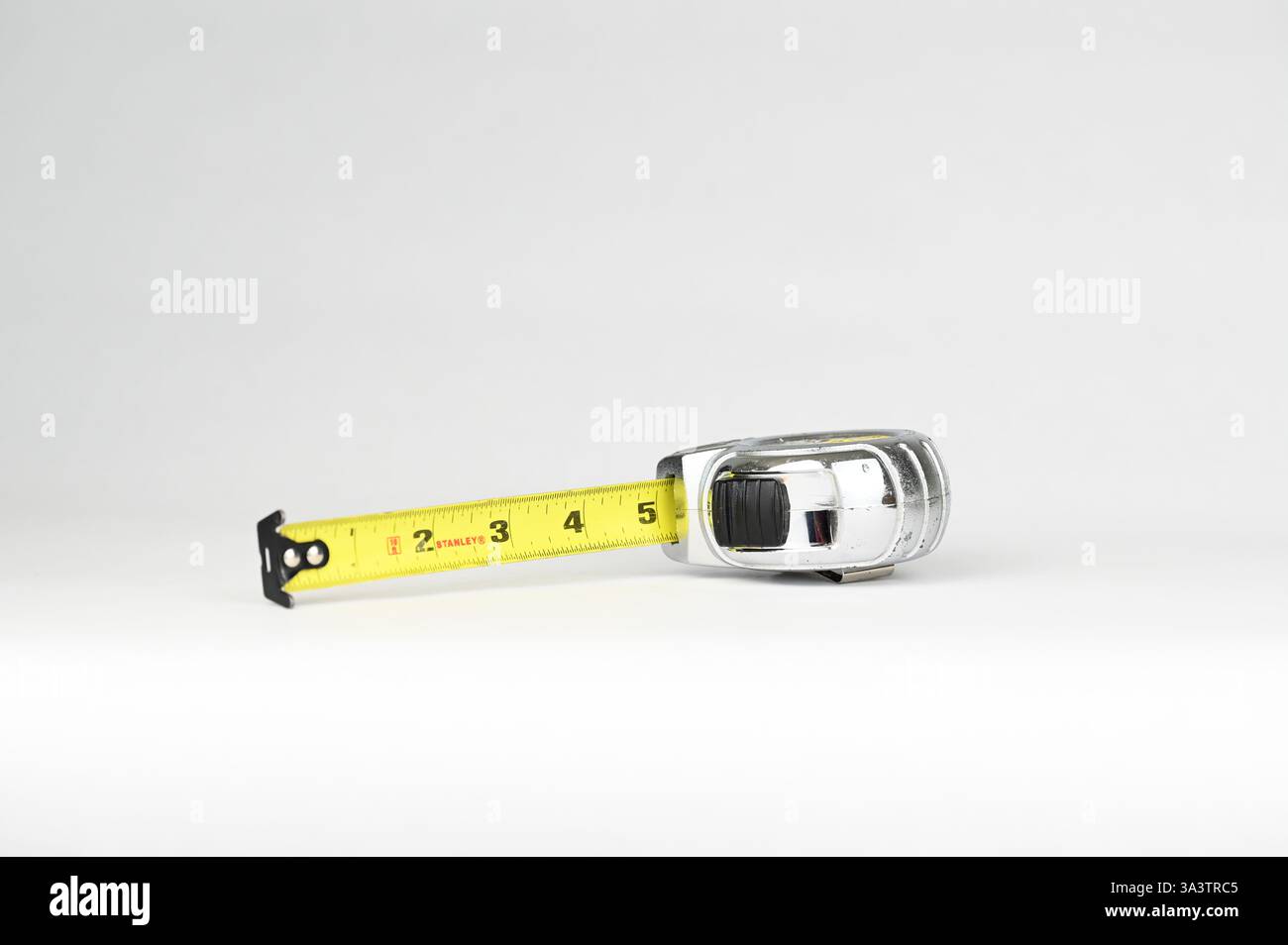 Standardmaß mit einziehbarem silbernem und gelbem Band Stockfoto