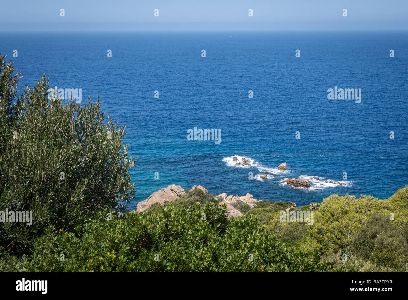 Blick auf Cap Spartel, nördlich der Stadt Tanger, Marokko, wo das Mittelmeer auf den Atlantischen Ozean trifft. Stockfoto