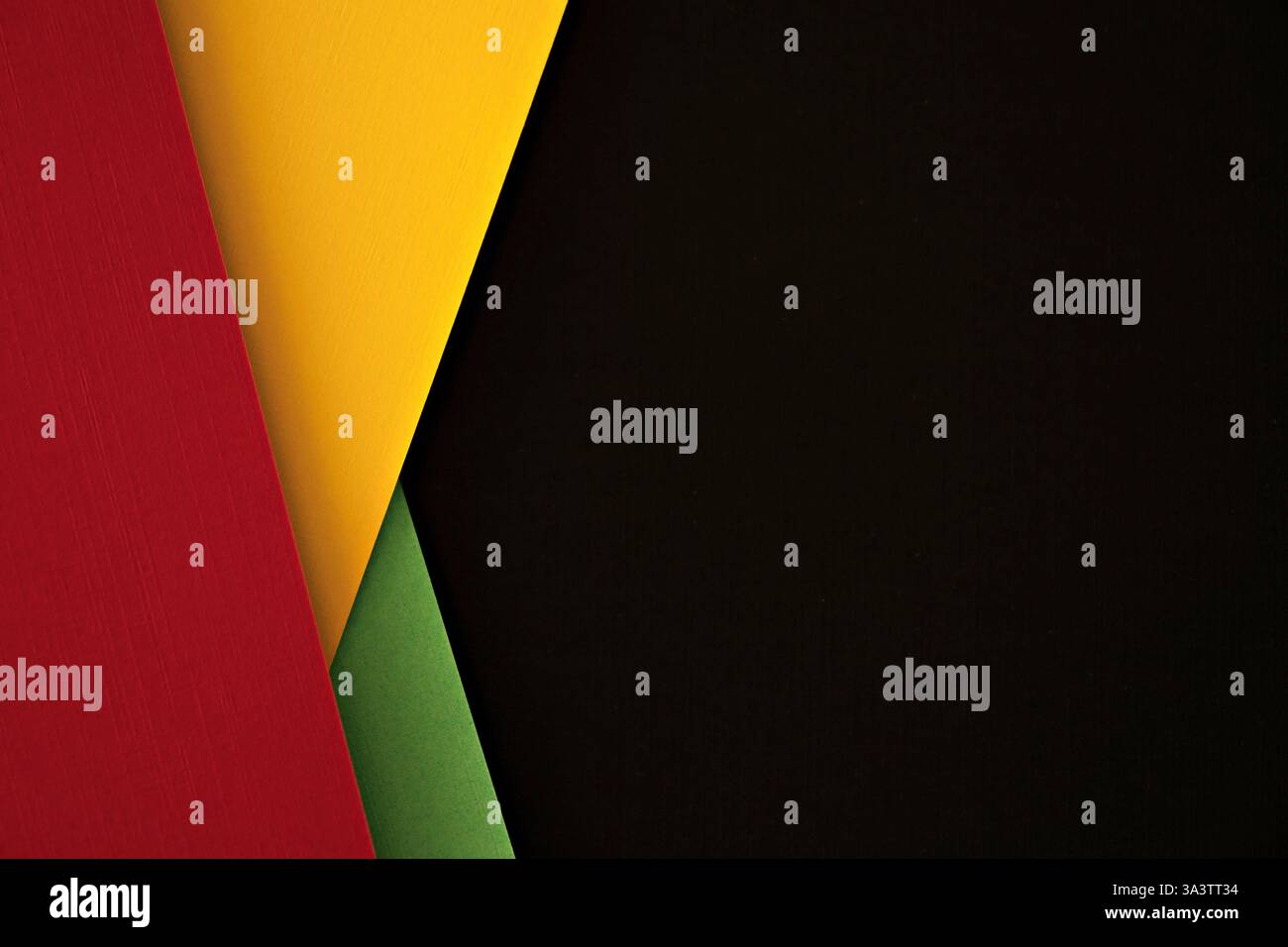 Abstrakter geometrischer schwarzer, roter, gelber, grüner Hintergrund. Farbenfroher Hintergrund für Papercut-Layout Stockfoto