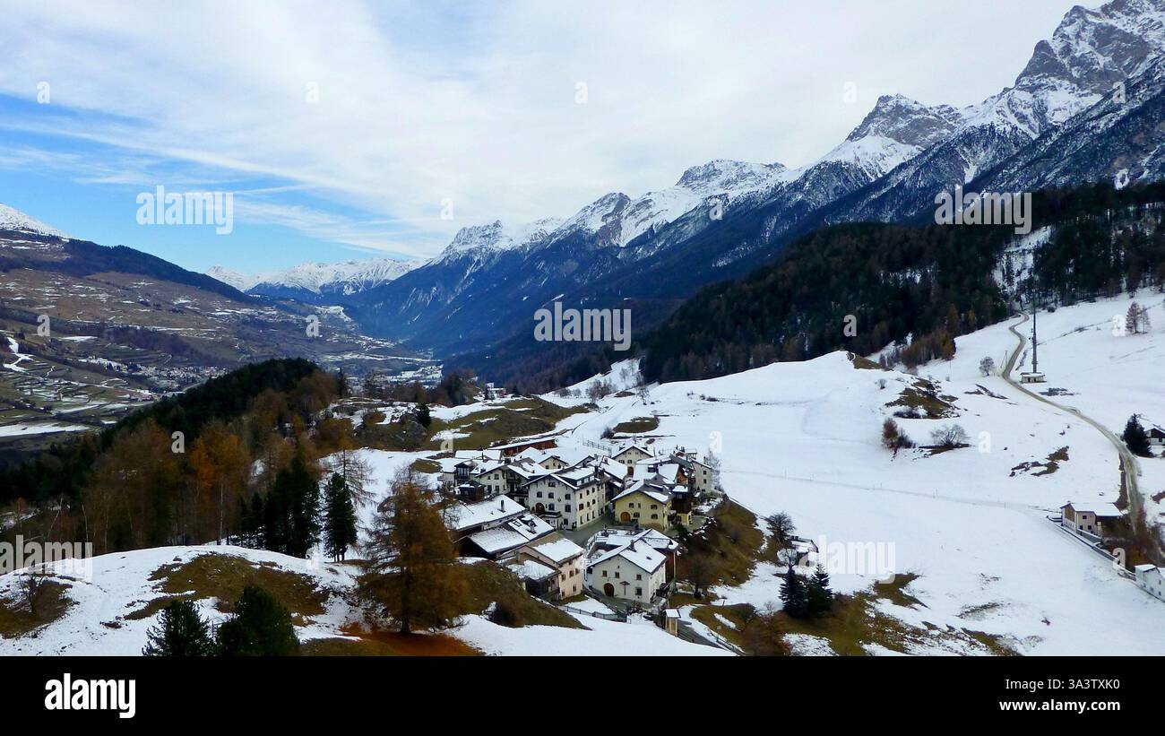 Winterlandschaft mit schneebedeckten Bergen und alpinem Engadiner Tal mit beliebten Ski- und Thermalgebieten in der Schweiz Stockfoto