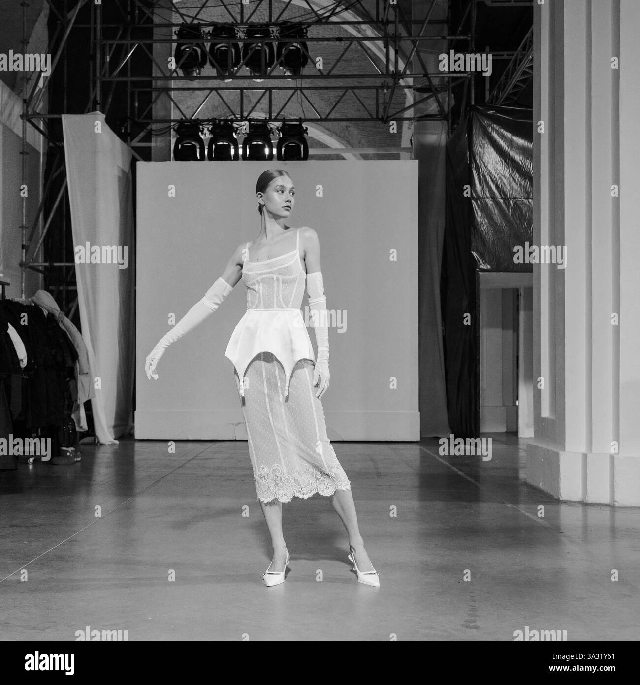 Kiew, Ukraine - 14. Februar 2025: Model trifft eine dynamische Pose hinter der Bühne bei der CHUPRINA Show, die mit einer komplizierten Spitze verziert ist Stockfoto