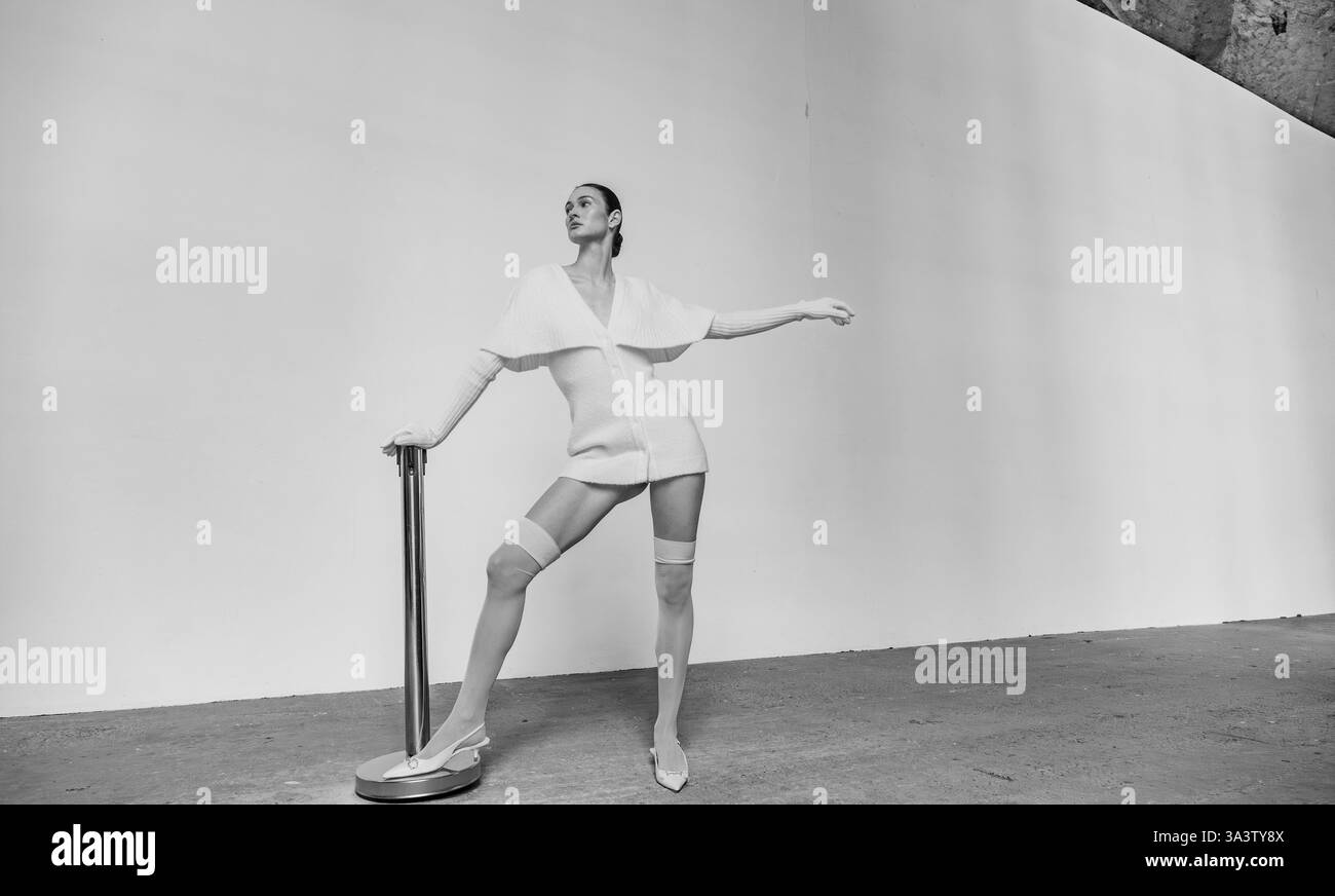 Kiew, Ukraine - 14. Februar 2025: Das Modell zeigt während der CHUPRINA-Show markante Kleidung, betont dynamische Posen und moderne Silhouetten, Highl Stockfoto