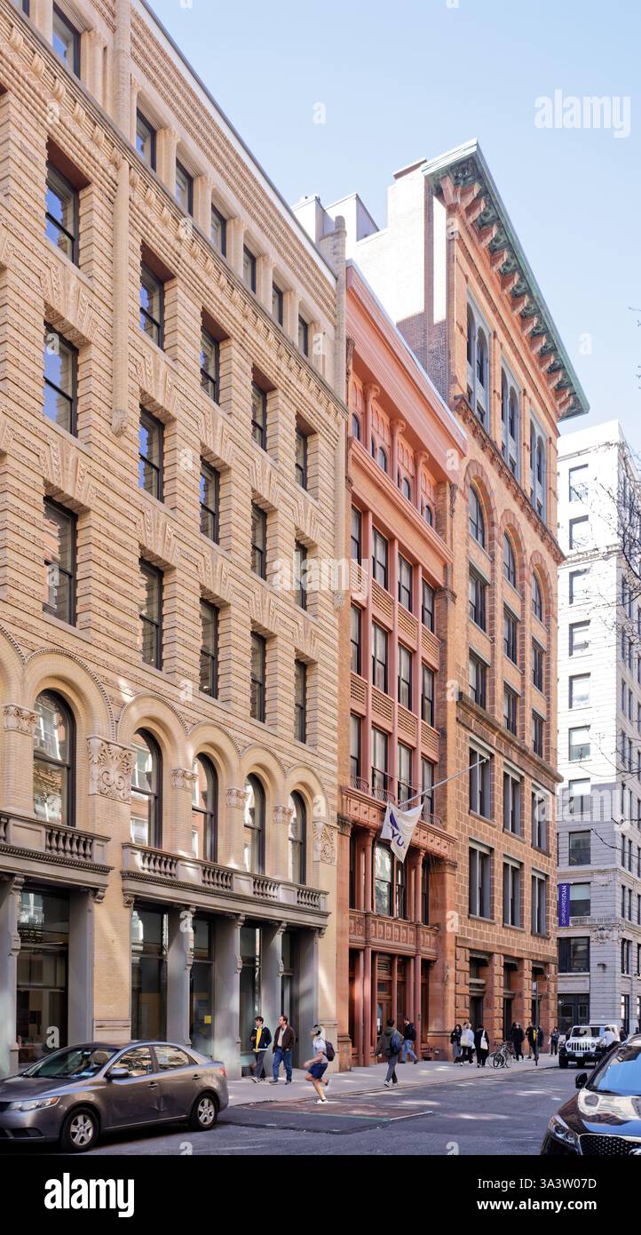 Die New York University hat das historische Aussehen ehemaliger Loft-Gebäude, die heute Teil des Campus der NYU sind, beibehalten, wie diese Gebäude am Waverly Place. Stockfoto