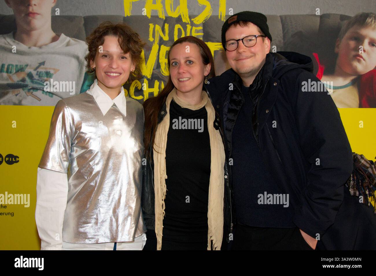 Mit der Faust in die Welt schlagen , Premiere im Delphi Filmpalast, Berlin, 17.03.2025 Kristin Suckow, Sophie Cocco, Stepan Altrichter, mit der Faust in die Welt schlagen , Premiere im Delphi Filmpalast, Berlin, 17.03.2025 Berlin Deutschland, deutschland *** mit der Faust in die Welt schlagen , Premiere im Delphi Filmpalast, Berlin, 17 03 2025 Kristin Suckow, Sophie Cocco, Stepan Altrichter, mit der Faust in die Welt schlagen , Premiere im Delphi Filmpalast, Berlin, 17 03 2025 Berlin, Deutschland Copyright: xChristianxBehringx Stockfoto