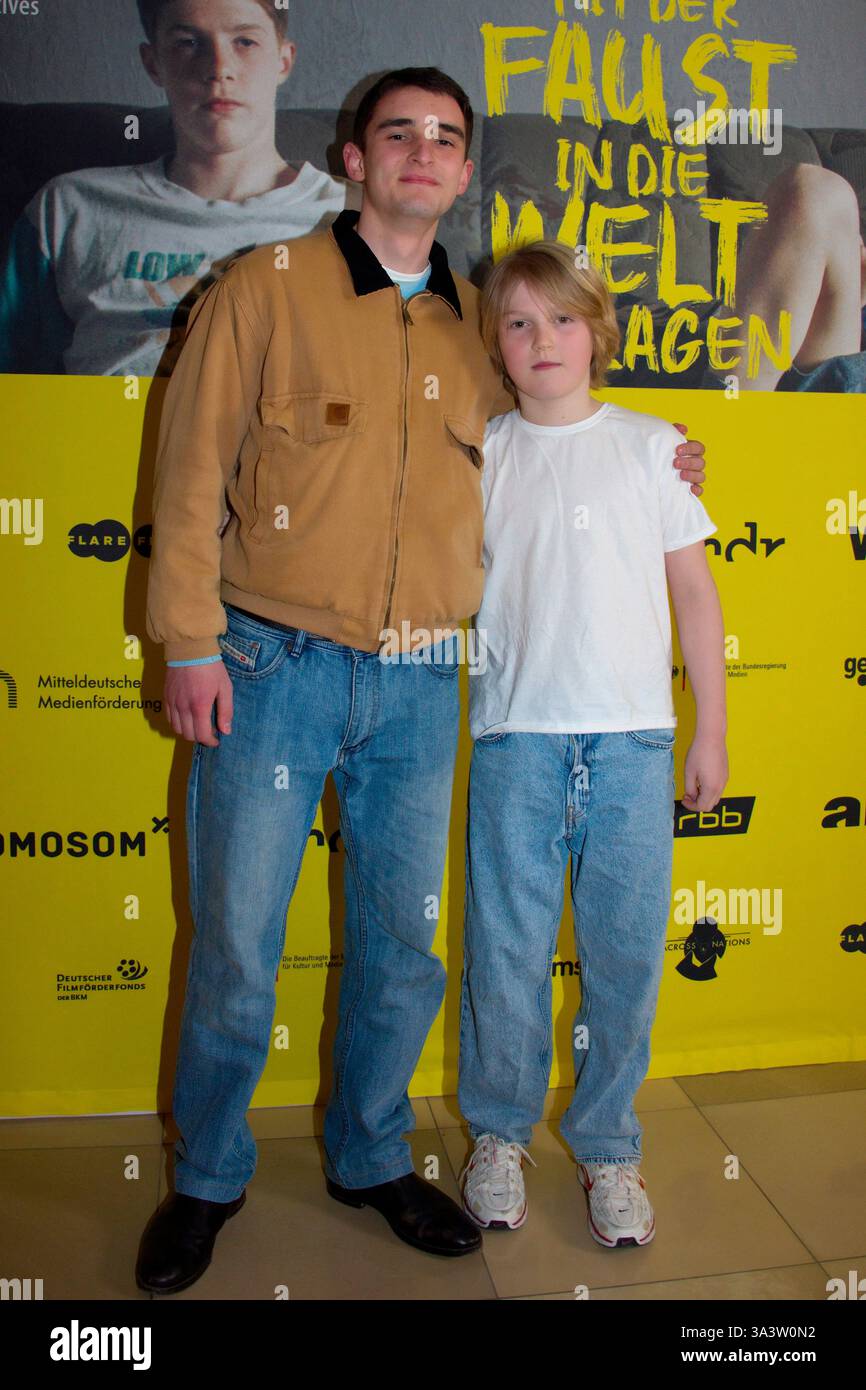 Mit der Faust in die Welt schlagen , Premiere im Delphi Filmpalast, Berlin, 17.03.2025 Moritz Hoyer Darsteller, Camille Moltzen Darsteller, mit der Faust in die Welt schlagen , Premiere im Delphi Filmpalast, Berlin, 17.03.2025 Berlin Deutschland, deutschland *** mit der Faust in die Welt schlagen , Premiere im Delphi Filmpalast, Berlin, 17 03 2025 Moritz Hoyer Schauspieler , mit der Faust in die Welt schlagen , mit der Faust in der Welt 17, Berlin, 2025 Berlin deutschland Copyright: xChristianxBehringx Stockfoto
