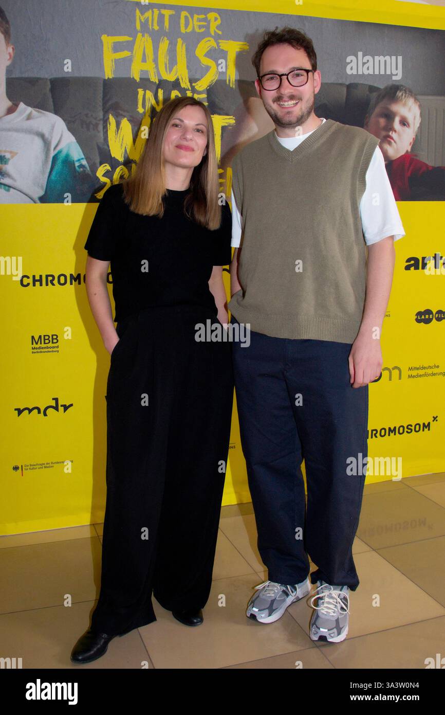 Mit der Faust in die Welt schlagen , Premiere im Delphi Filmpalast, Berlin, 17.03.2025 Constanze Klaue Regisseurin, Lukas Rietzschel Autor, mit der Faust in die Welt schlagen , Premiere im Delphi Filmpalast, Berlin, 17.03.2025 Berlin Deutschland, deutschland *** mit der Faust in die Welt schlagen , Premiere im Delphi Filmpalast, Berlin, 17 03 2025 Constanze e Director , Lukas Rietzschel Autor , mit der Filmpalast in Berlin, mit der Faust in der Faust in der Faust in der Welt, Berlin, Berlin, Berlin, Berlin, Berlin, 2025 deutschland Copyright: xChristianxBehringx Stockfoto