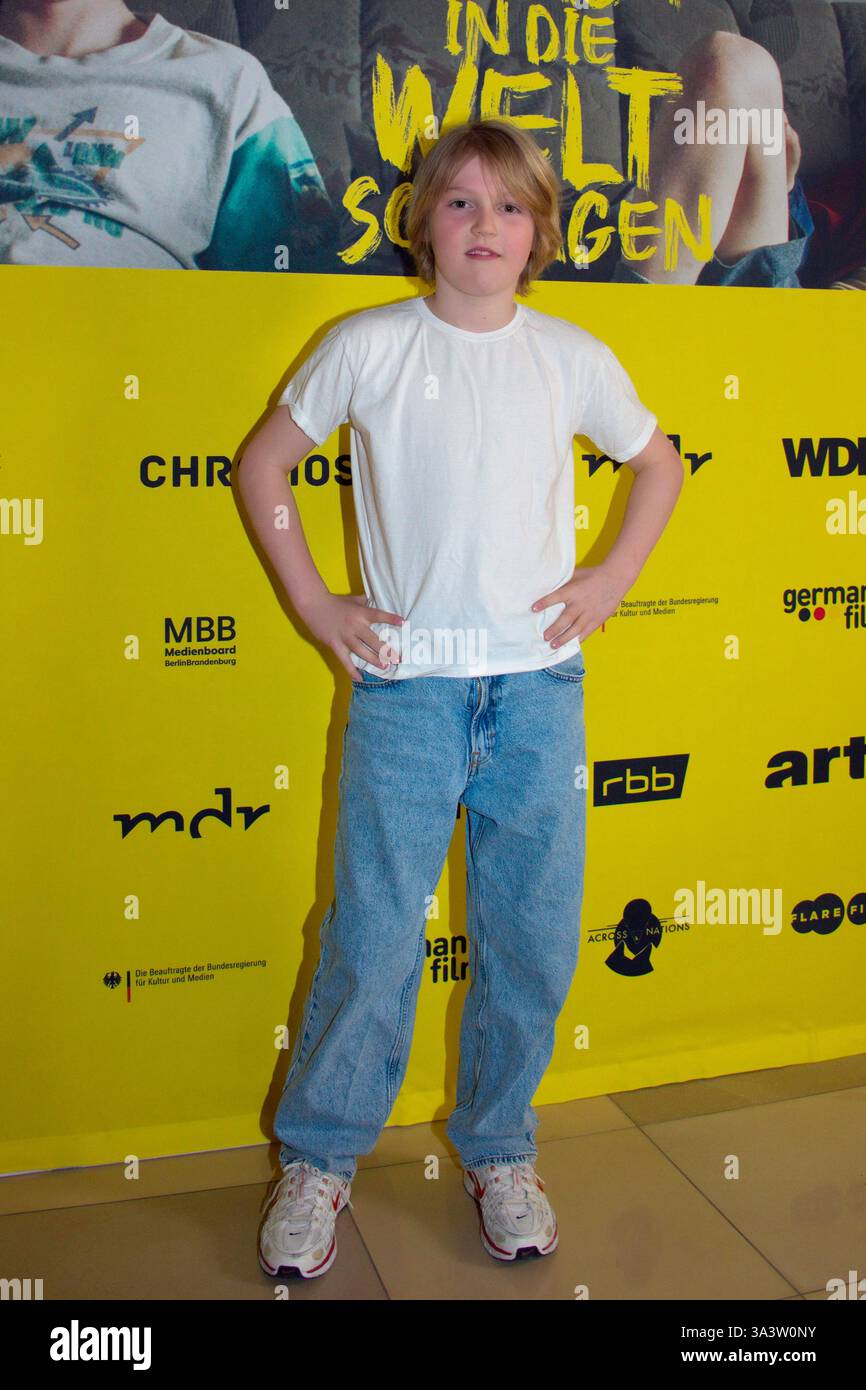 Mit der Faust in die Welt schlagen , Premiere im Delphi Filmpalast, Berlin, 17.03.2025 Camille Moltzen Darsteller, mit der Faust in die Welt schlagen , Premiere im Delphi Filmpalast, Berlin, 17.03.2025 Berlin Deutschland, deutschland *** mit der Faust in die Welt schlagen , Premiere im Delphi Filmpalast, Berlin, 17 03 2025 Camille Moltzen Schauspieler , mit der Faust in die Welt , Premiere im Delphi Filmpalast, Berlin, Berlin, 17 03 2025 Christixanschlagen Copyright: Berlin Stockfoto