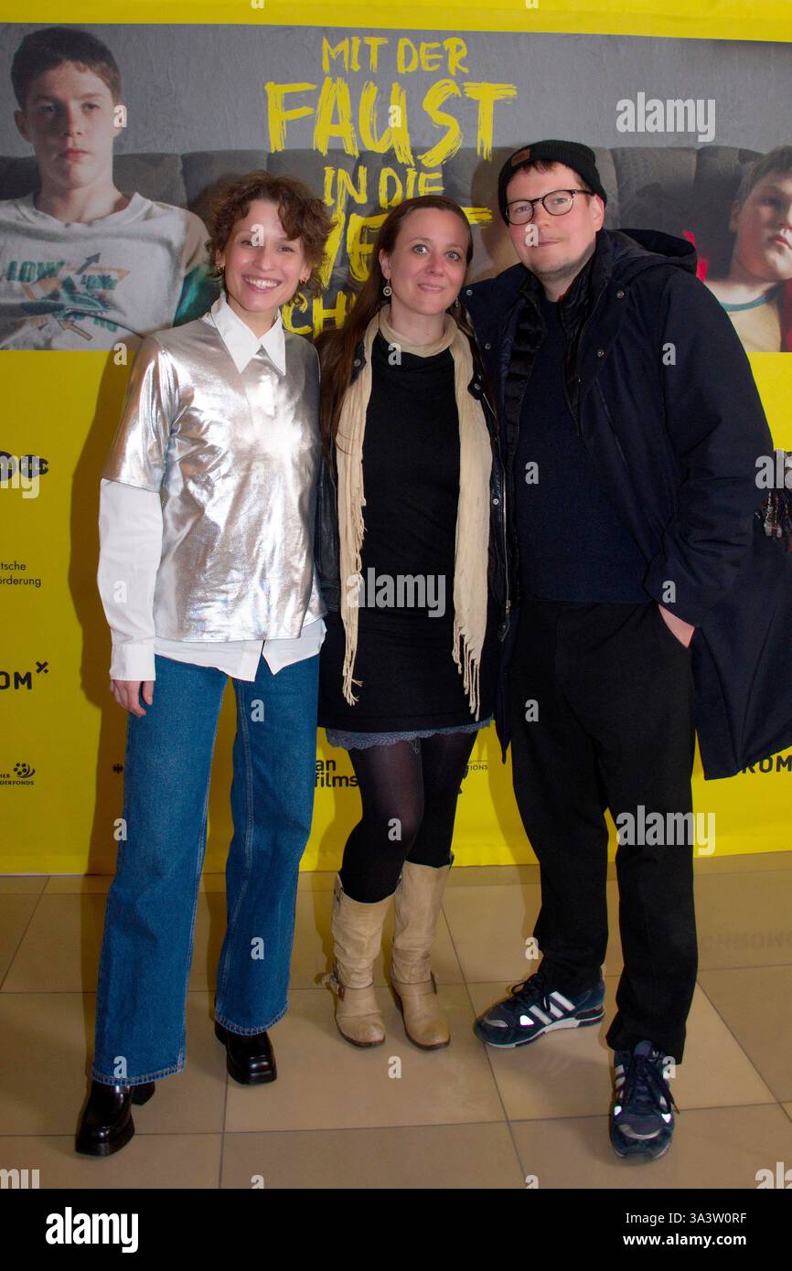 Mit der Faust in die Welt schlagen , Premiere im Delphi Filmpalast, Berlin, 17.03.2025 Kristin Suckow, Sophie Cocco, Stepan Altrichter, mit der Faust in die Welt schlagen , Premiere im Delphi Filmpalast, Berlin, 17.03.2025 Berlin Deutschland, deutschland *** mit der Faust in die Welt schlagen , Premiere im Delphi Filmpalast, Berlin, 17 03 2025 Kristin Suckow, Sophie Cocco, Stepan Altrichter, mit der Faust in die Welt schlagen , Premiere im Delphi Filmpalast, Berlin, 17 03 2025 Berlin, Deutschland Copyright: xChristianxBehringx Stockfoto