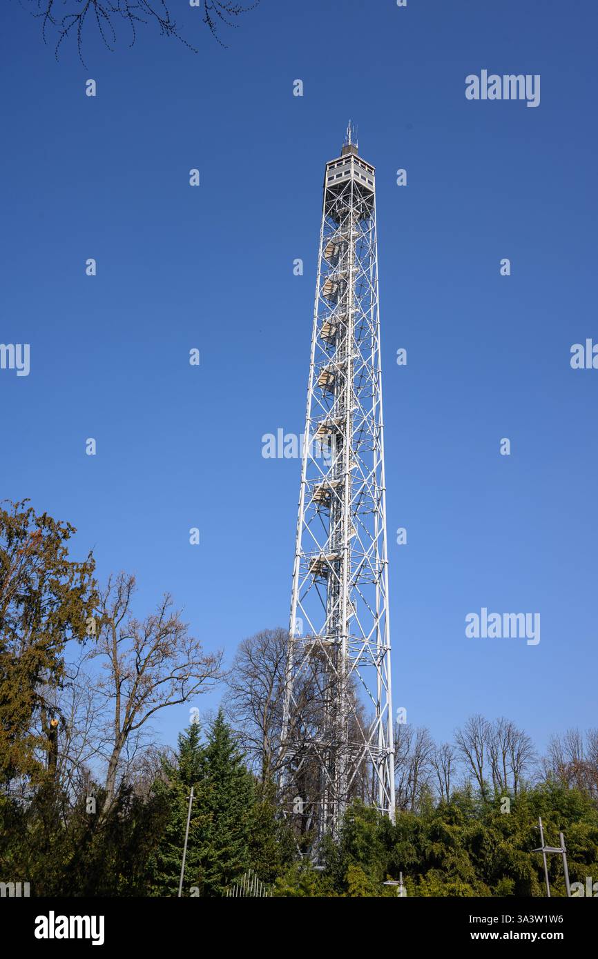 Torre Branca (Branca-Turm) im Parco Sempione – Mailand, Italien – 03. März 2025 Stockfoto