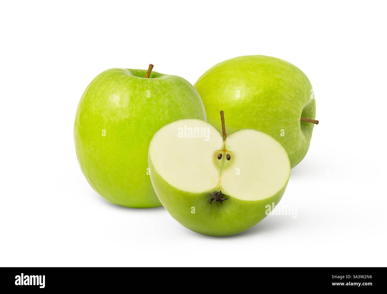 Gruppe frischer grüner Äpfel und halb isoliert Stockfoto