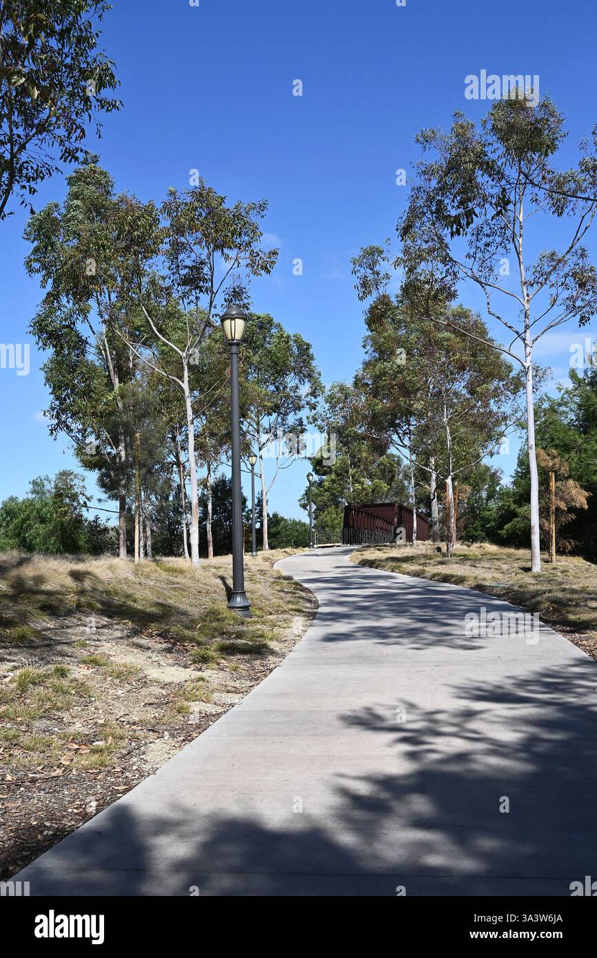 IRVINE, KALIFORNIEN - 10. Februar 2025: Jeffrey Open Space Trail, ein Wander- und Radweg, der etwa 8 km zwischen Portola Pkwy und der University T verläuft Stockfoto
