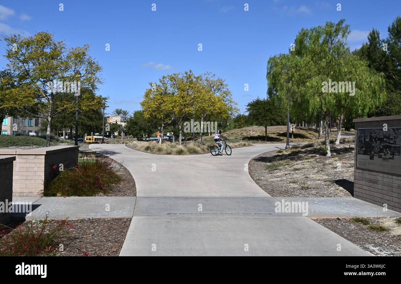 IRVINE, KALIFORNIEN - 10. Februar 2025: Jeffrey Open Space Trail, ein Wander- und Radweg, der etwa 8 km zwischen Portola Pkwy und der University T verläuft Stockfoto