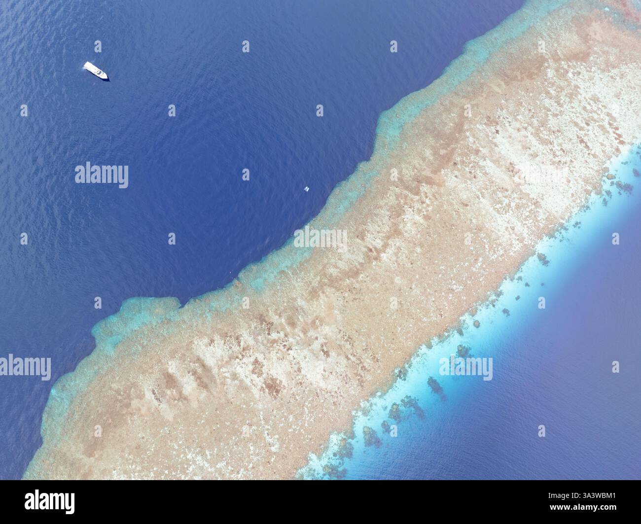 Ein landschaftlich reizvolles Atoll befindet sich im Golf von Tomini, nicht weit von den togischen Inseln Indonesiens. In diesem Gebiet gibt es eine außergewöhnliche biologische Vielfalt der Meere. Stockfoto
