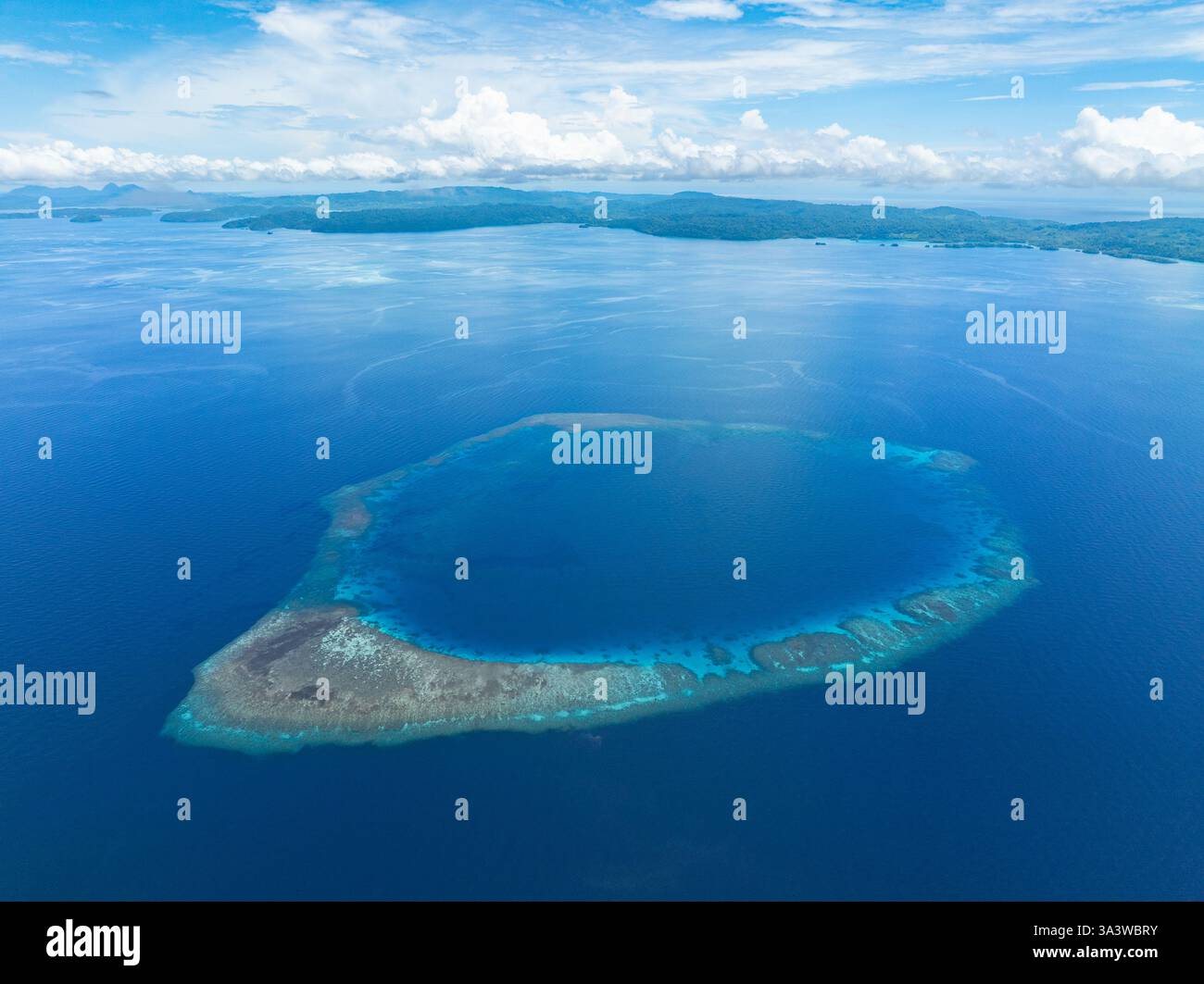 Ein landschaftlich reizvolles Atoll befindet sich im Golf von Tomini, nicht weit von den togischen Inseln Indonesiens. In diesem Gebiet gibt es eine außergewöhnliche biologische Vielfalt der Meere. Stockfoto