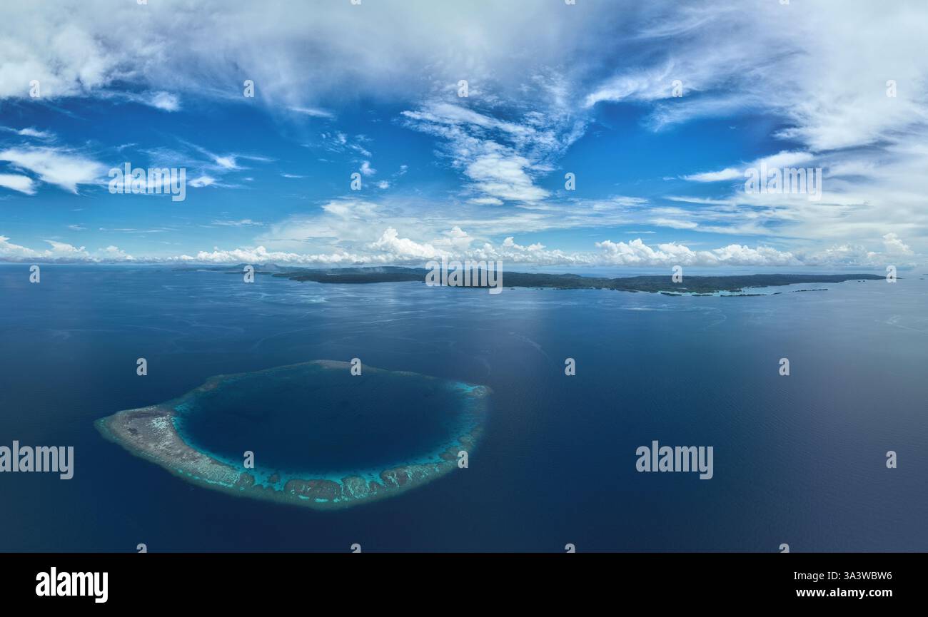 Ein landschaftlich reizvolles Atoll befindet sich im Golf von Tomini, nicht weit von den togischen Inseln Indonesiens. In diesem Gebiet gibt es eine außergewöhnliche biologische Vielfalt der Meere. Stockfoto