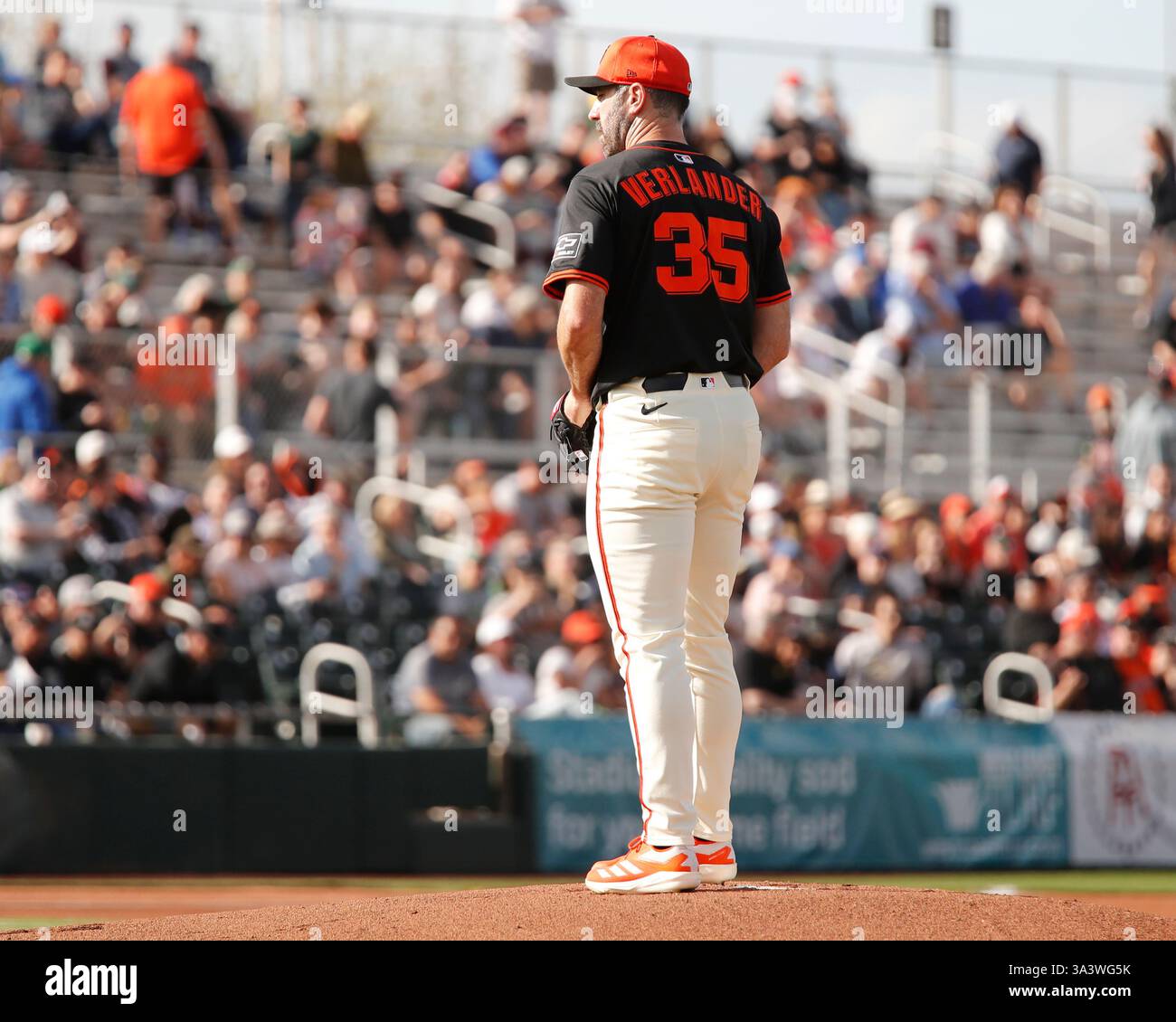 Scottsdale, Arizona, USA. März 2025. Der San Francisco Giants Pitcher Justin Verlander (35) begibt sich im Scottsdale Stadium in Scottsdale, Arizona, für das Frühjahrstraining der Cactus League zwischen den Athletic's und den San Francisco Giants. Michael Cazares/CSM/Alamy Live News Stockfoto