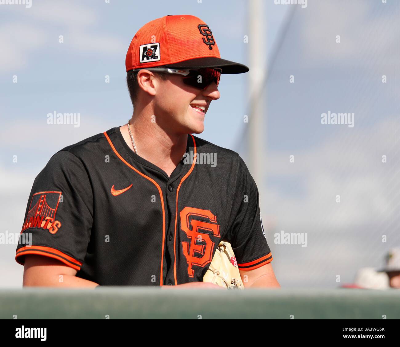 Scottsdale, Arizona, USA. März 2025. San Francisco Giants Shortstop Tyler Fitzgerald (49) interagiert mit den Fans vor dem Cactus League Spring Training Spiel zwischen den Athletic's und den San Francisco Giants im Scottsdale Stadium in Scottsdale, Arizona. Michael Cazares/CSM/Alamy Live News Stockfoto