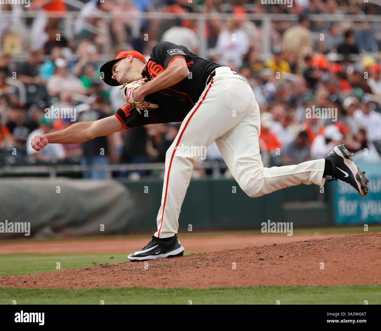 Scottsdale, Arizona, USA. März 2025. Der San Francisco Giants Pitcher Tyler Rogers (71) spielt im Frühjahr-Training der Cactus League zwischen den Athletic's und den San Francisco Giants im Scottsdale Stadium in Scottsdale, Arizona. Michael Cazares/CSM/Alamy Live News Stockfoto