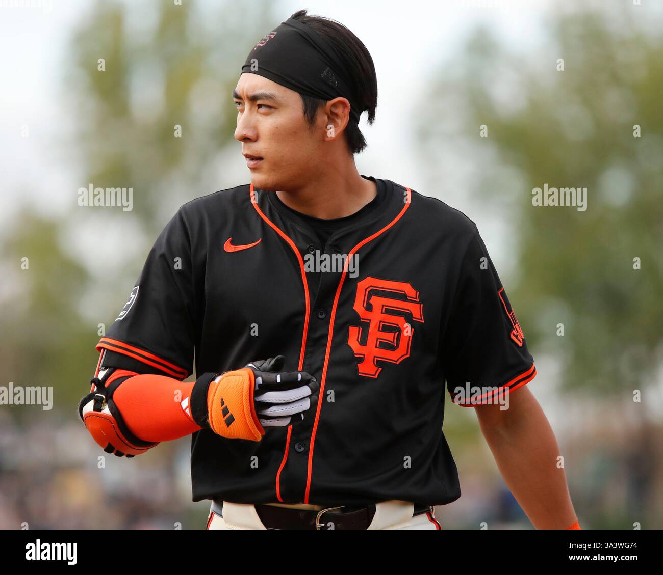 Scottsdale, Arizona, USA. März 2025. Jung Hoo Lee (51), Outfielder der San Francisco Giants, der im Scottsdale Stadium in Scottsdale, Arizona, im Frühjahrstraining zwischen den Athletic's und den San Francisco Giants im Cactus League-Spiel auf der Bühne war. Michael Cazares/CSM/Alamy Live News Stockfoto