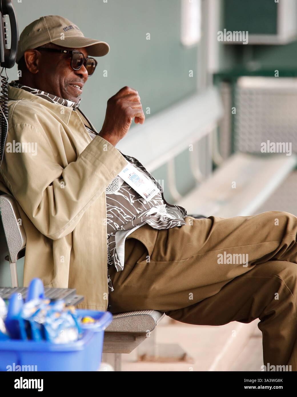 Scottsdale, Arizona, USA. März 2025. Dusty Baker im San Francisco Giants Dugout vor dem Cactus League Spring Training Spiel zwischen den Athletic's und den San Francisco Giants im Scottsdale Stadium in Scottsdale, Arizona. Michael Cazares/CSM/Alamy Live News Stockfoto