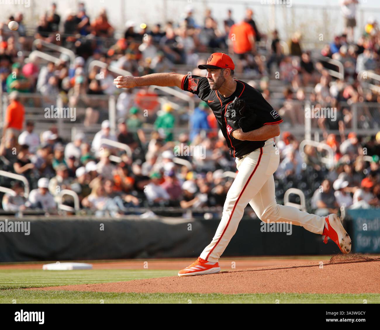 Scottsdale, Arizona, USA. März 2025. Der San Francisco Giants Pitcher Justin Verlander (35) begibt sich im Scottsdale Stadium in Scottsdale, Arizona, für das Frühjahrstraining der Cactus League zwischen den Athletic's und den San Francisco Giants. Michael Cazares/CSM/Alamy Live News Stockfoto