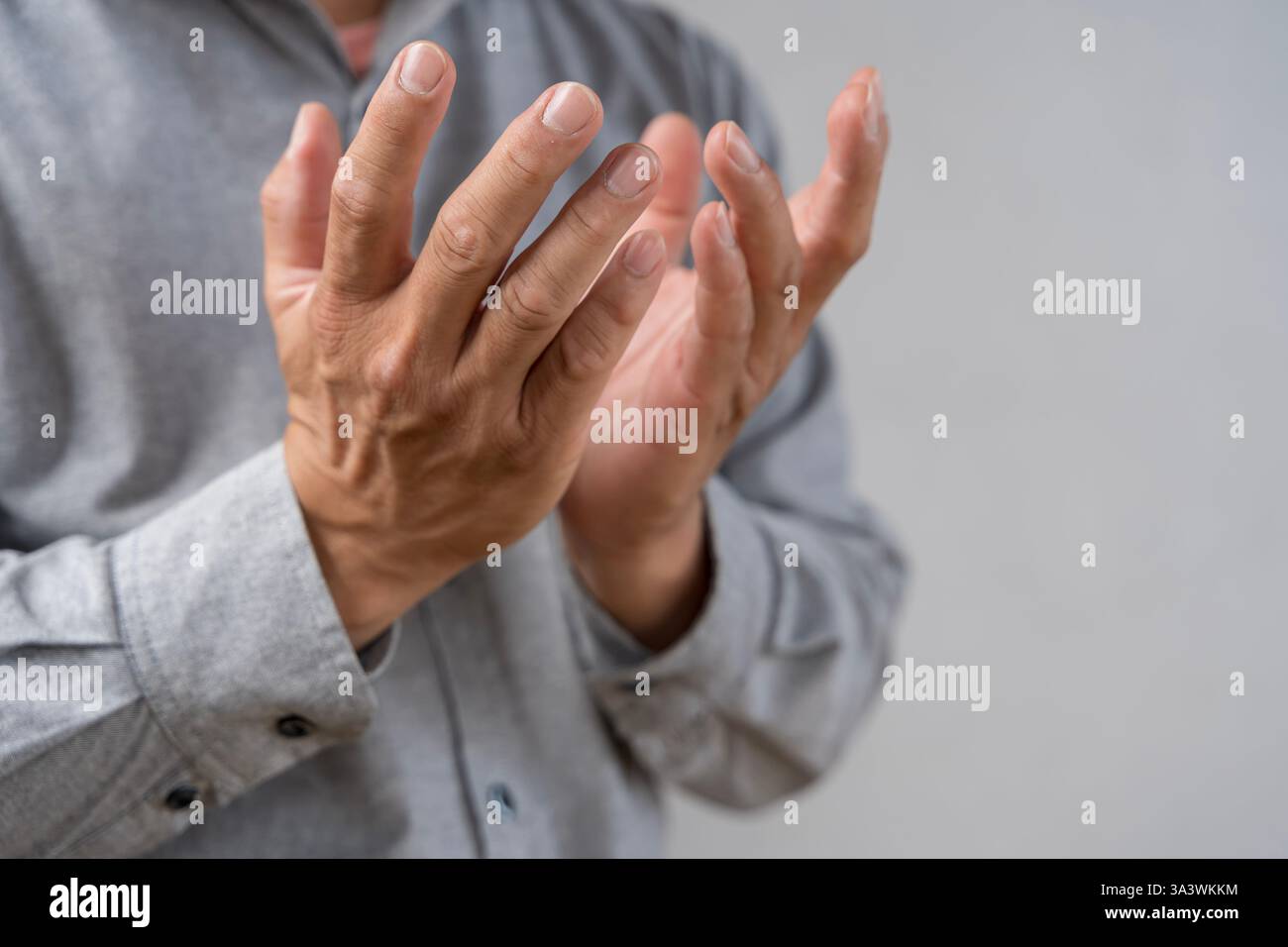 Betende Hände mit Glauben an Religion und Glauben an Gott auf dunklem Hintergrund. Kraft der Hoffnung oder Liebe und Hingabe. Namaste oder Namaskar Hände Geste. Betet Stockfoto
